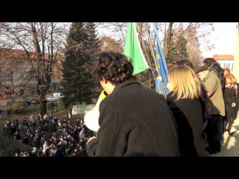 Gli studenti di Tradate occupano la piazza del Comune