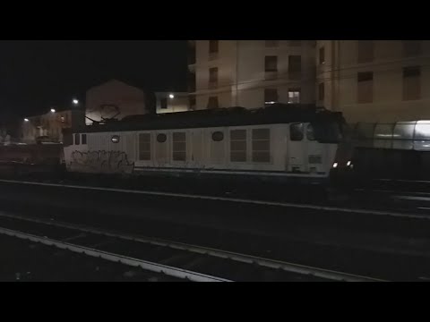 E652 099 treno merci container incrocio Intercity sun,fredda serata,pioggia nevischio,Ronco Scrivia