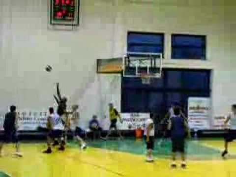 Mike Bernard (Upea Capo d'Orlando) goes for the dunk