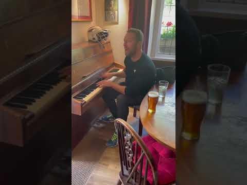 Chris Martin surprises a couple by performing a Coldplay classic in a pub | SWNS #shorts 🎤🎹🍺