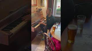 Chris Martin surprises a couple by performing a Coldplay classic in a pub | SWNS #shorts 🎤🎹🍺