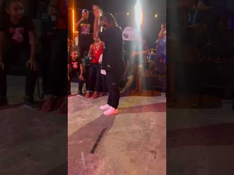 Yuri mister Passista tirando onda no passinho no lançamento do EP #ozcrias #funk #passinho