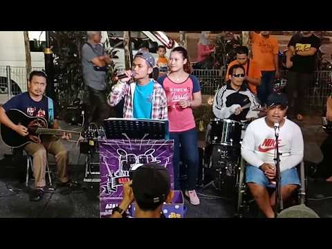 Tajul nyanyi Zalika di Redeem buskers