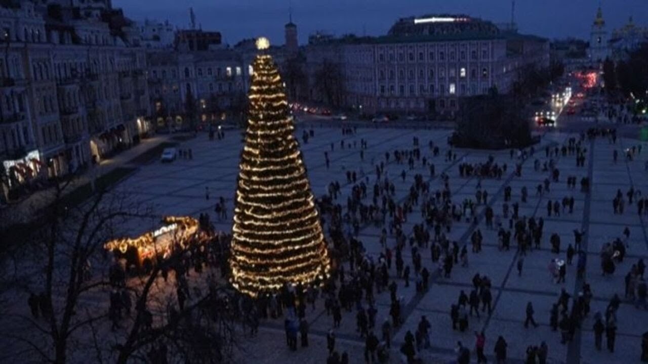 Ucraina, a Kiev tracce di normalita' con l'accensione dell'albero di Natale