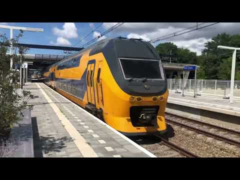 Een Virm komt aan bij Station Delft Campus