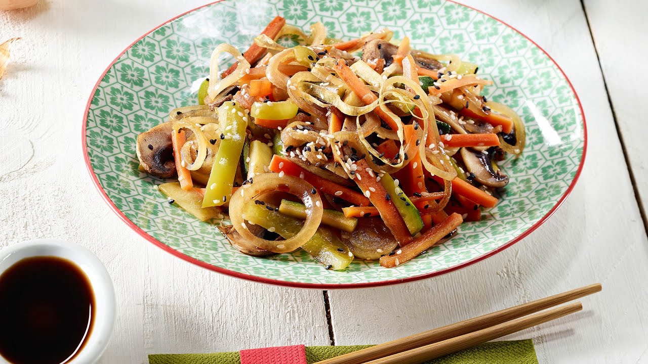 Exotische Gemüsepfanne mit roten Linsen, Zucchini, Tomaten und ...