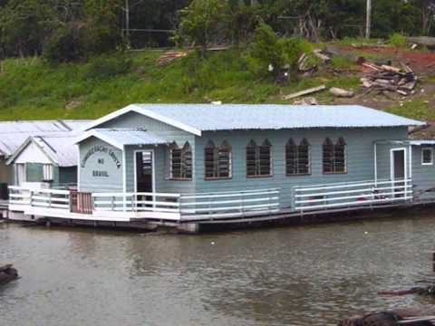 Congregação Cristã no Brasil flutuante sobre o rio Negro Amazonas.