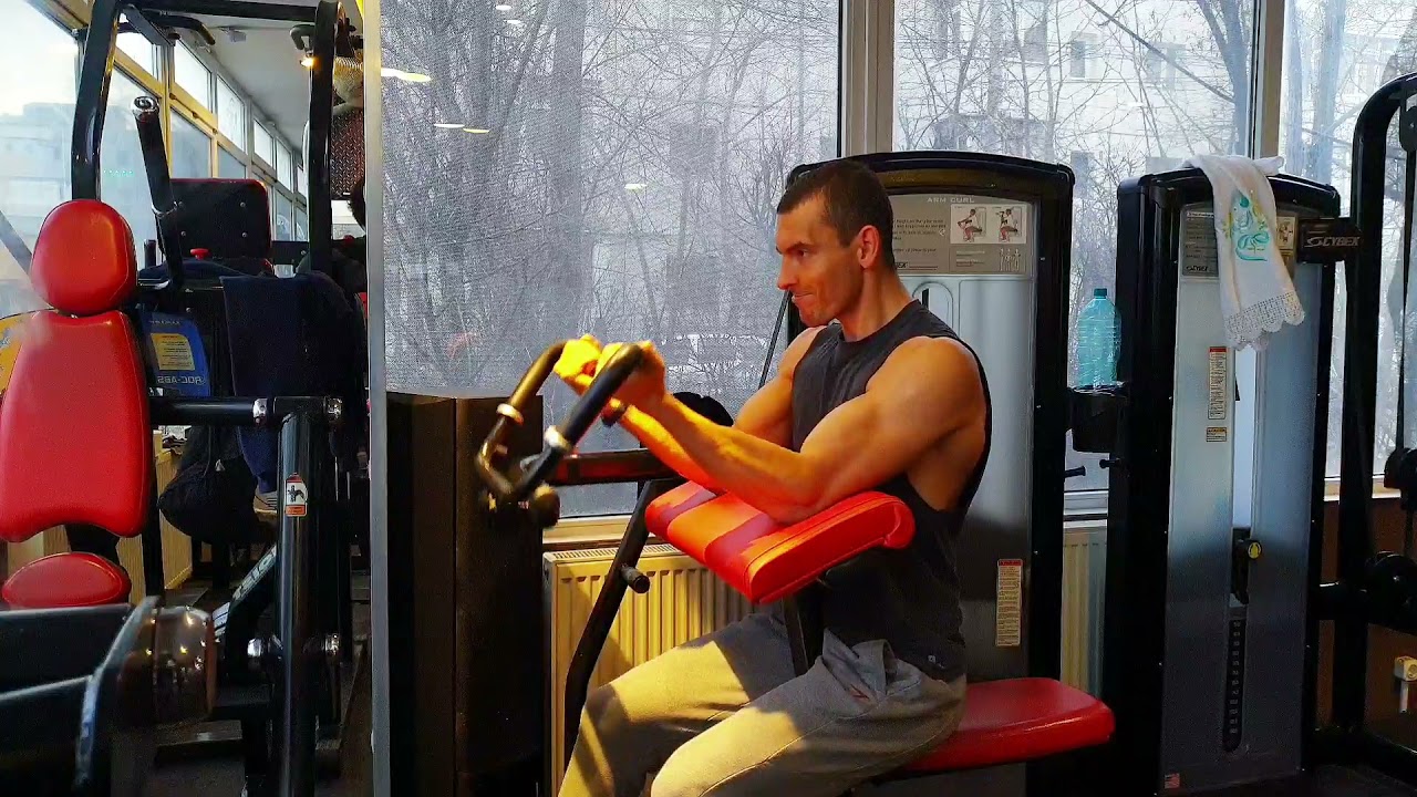 Flexii pentru biceps, din așezat, la aparat