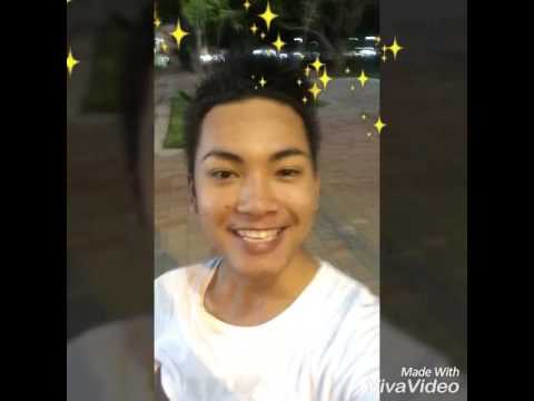 สาวน้อยที่มีหน้าอกขนาดใหญ่ ที่มีหน้าอกเล็กโดยไม่ต้องกางเกง