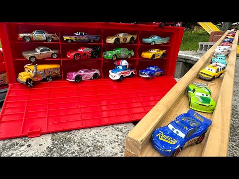 18 Disney Cars☆Play in the park and store them in a Mack trailer truck