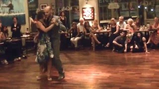 en milonga el encuentro bailan juan caprioti y graciana romeo