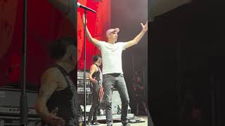 Eklat bei DONOTS Konzert: MONTREAL-Frontmann schlägt Sänger Ingo nieder!