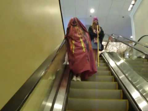 (MechaCon 2010) KyuKyu-kun coming down the escalator
