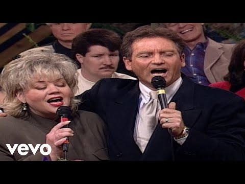 Bill & Gloria Gaither - Who Am I? [Live] ft. The Gatlin Brothers