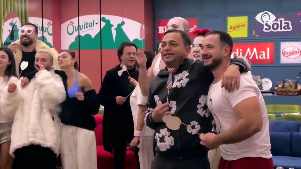 Bie sërish gongu/ Banorët vijojnë të këndojnë karaoke