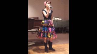 Singing " Hay Unos Ojos" by Linda Ronstadt (cover)