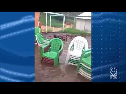 PRAIA DE ITAGUATINS ALAGA COM AUMENTO DO NÍVEL DE ÁGUA E BARRACAS FICAM INUNDADAS