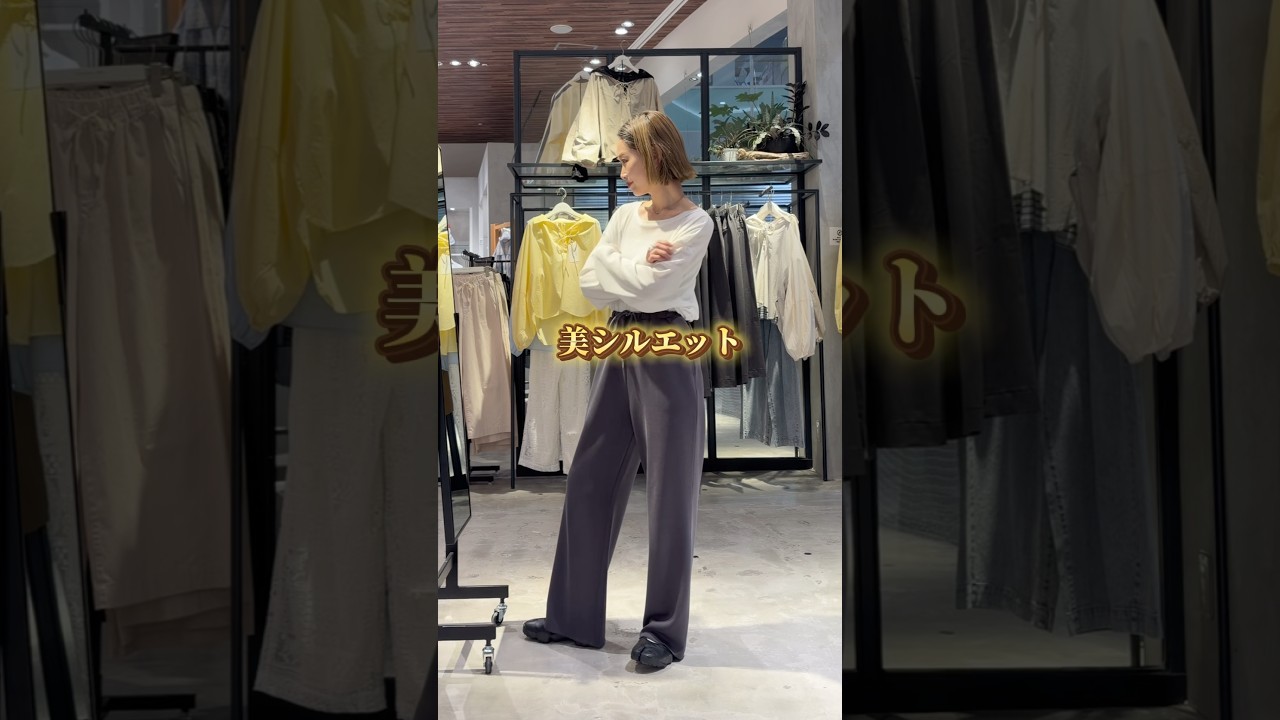 脚の長さが別人急になるカットフレアパンツ✨ポイントは脚のもたつき感を最小限にして1番綺麗に見えるシルエットに計算しているので誰が履いても下半身スッキリ見えが叶います☺️#ママコーデ #スタイルアップ