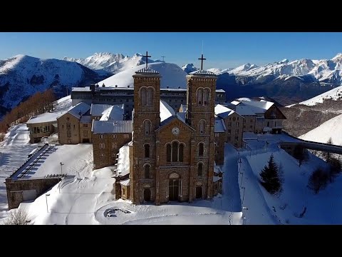 Luftaufnahme der Notre Dame de La Salette in Frankreich