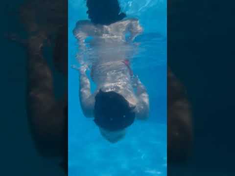 Mergulhos na Piscina - Bomba na Piscina do Hotel #bomba
