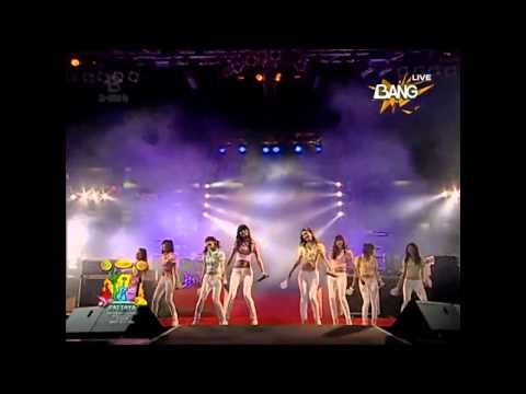 Seohyun fell backward on the stage @090321 SNSD Kissing You in Thailand Pattaya Music Festival