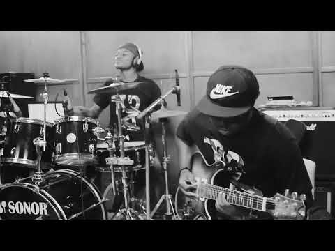 Georgia ANGUI - Le Saint Esprit Est là (Cantique de victoire)