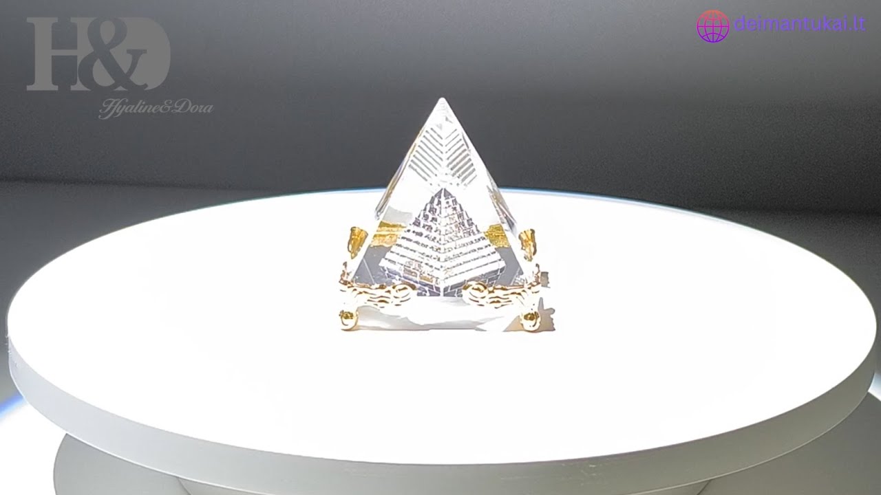 Prabangus krištolinis piramidės formos dekoras su aukso imitacijos kojelėmis - krištolas H&D Prabangus krištolinis piramidės formos dekoras su aukso imitacijos kojelėmis - krištolas H&D