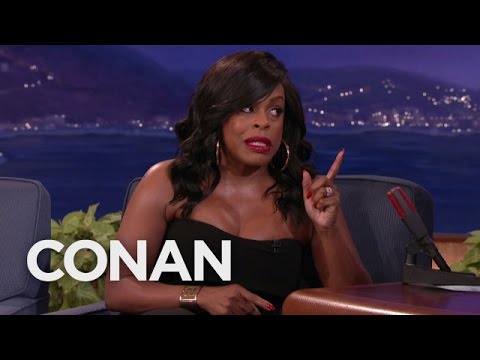 Niecy Nash Got Photobombed By Meryl Streep | CONAN on TBS