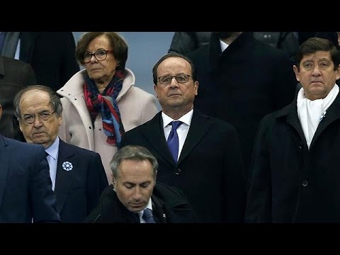 لاعبو فرنسا والسويد يستذكرون ضحايا هجمات باريس في نوفمبر 2015