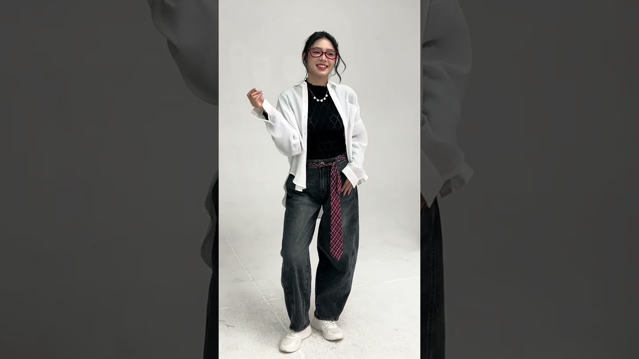 Quần Jean Nữ Ống Cong Cạp Cao - Viền Túi Mài Cá Tính