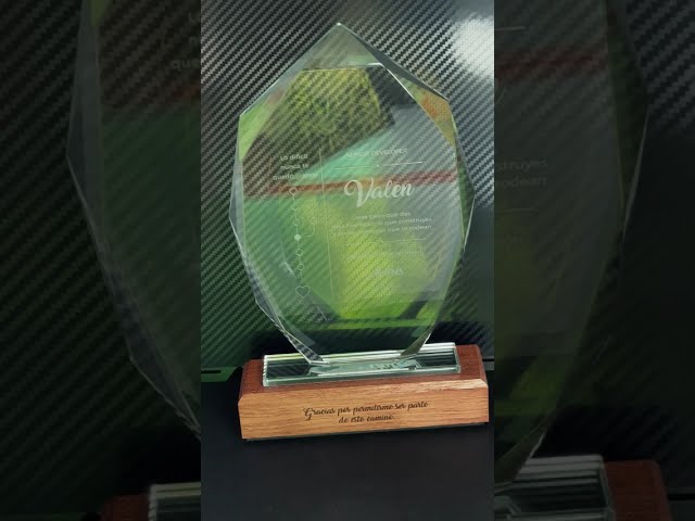 Vídeo relacionado con RSQGT Trofeo de Cristal Personalizado - Premio Grabado con Logo y Texto, Regalo para Colegas, Jefes, Jubilación, Pareja, Madres y Graduación (trofeos Personalizados)