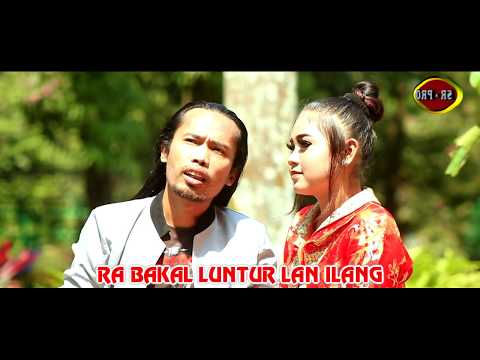 Elly Vanelia Feat. Arya Satria - Kebendung Tresno | Dangdut (Official Music Video)