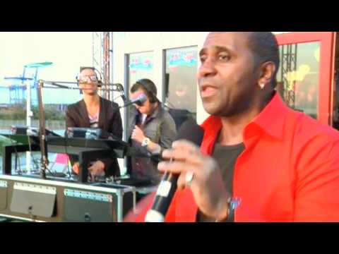 MNM Summerclubconcert: Robert Abigail, DJ Rebel en The Gibson Brothers