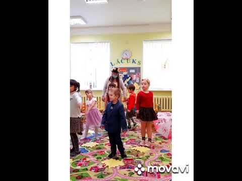 Grupas "Lāčuks" audzēkni svin Rudens svētkus.