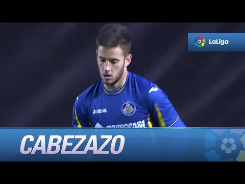 Cabezazo de Juan Rodríguez que sale rozando el palo