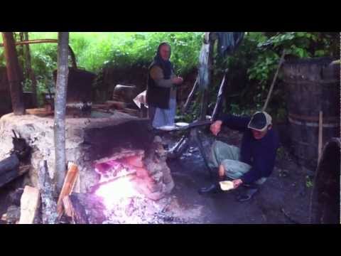 Clisa fripta la cazanul de palinca din Cristiorul de Sus www.tarabeiusului.ro.MOV