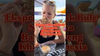 Download lagu Hilarious Expression of Foreigners When Trying Indonesian Fried Tripe #shorts mp3
