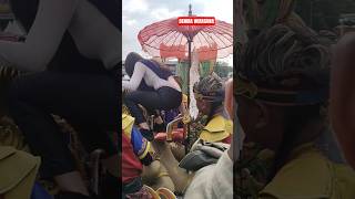 Download lagu denira wiraguna digendong oleh crew karena kesulitan turun dari sisingaan #short #shorts #videos mp3