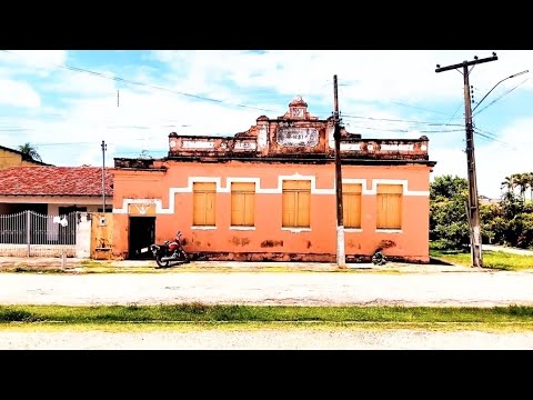Grande casarão antigo em São Domingos de Goiás. 