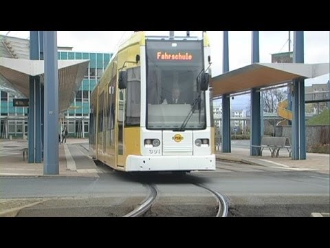 46/13 Fahrschule auf Schienen -- Unterwegs mit der neuen Niederflurstraßenbahn