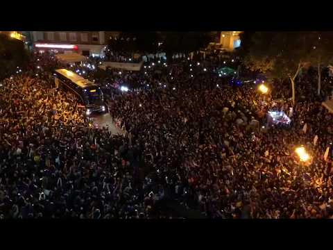 El BRUTAL recibimiento al Valencia en Mestalla vs Barcelona , no cabe un alma !!