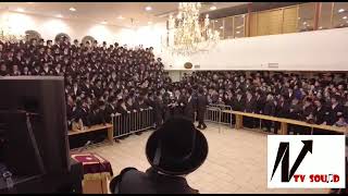 האדמו"ר ויזניץ לונדון רוקד בספר תורה של חחנוס - אדר א' 5782