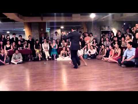  Fabian Peralta  and  Lorena Ermocida  are  dancing  to  the  tango  "  Buscandote  "