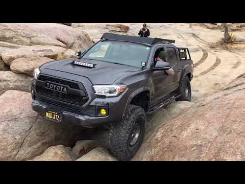 Toyota Tacoma and Jeep JL Off Road at Cougar Buttes