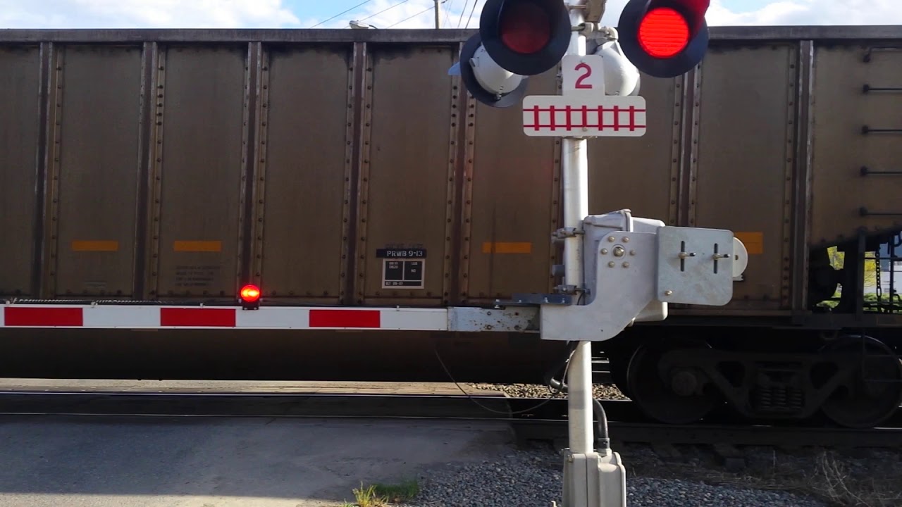 CN 2904 &DPU 2864 head east.