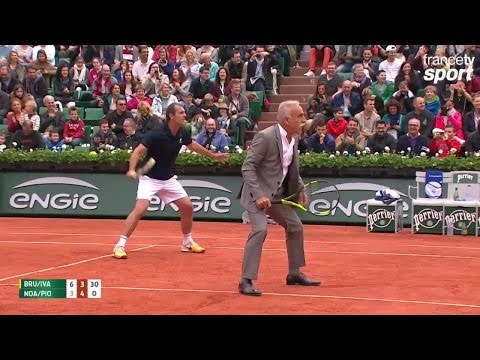 Bahrami fait le show en costard cravate