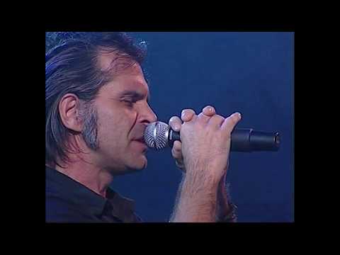 Cantano Andrea Parodi con Mauro Pagani, Tazenda, Piero Pelù, Elena Ledda e molti altri (live)