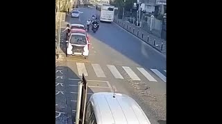 Ragazzi in scooter spingono e fanno cadere un ciclista a Pompei