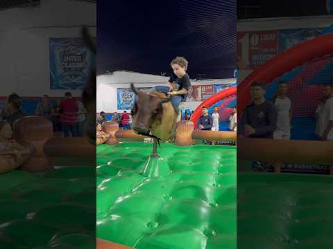 Caio foi no Touro mecânico #shortsvideo #criança