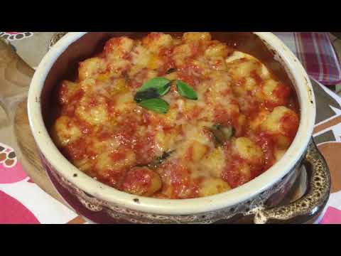 Gnocchi al sugo di pomodoro e basilico (videoricetta n. 1152)